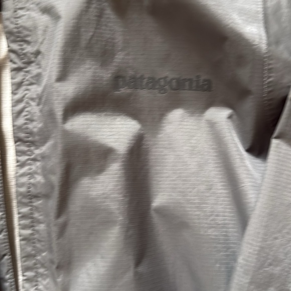 Patagonia women’s gray small raincoat - Picture 2 of 4